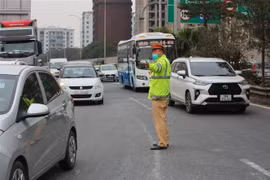 Lực lượng Cảnh sát giao thông điều tiết, phân luồng tại tuyến cao tốc Pháp Vân-Cầu Giẽ. (Ảnh: Phạm Kiên/TTXVN)