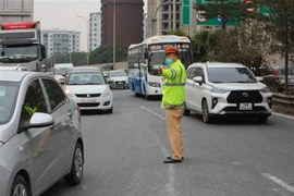 Lực lượng Cảnh sát giao thông điều tiết, phân luồng tại tuyến cao tốc Pháp Vân-Cầu Giẽ. (Ảnh: Phạm Kiên/TTXVN)