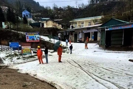 Hình ảnh mưa đá phủ trắng như tuyết gây thiệt hại lớn tại Lai Châu