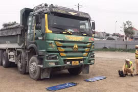 Lực lượng Cảnh sát giao thông kiểm tra tải trọng xe. (Nguồn: CSGT)