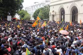 Người biểu tình xông vào Phủ Tổng thống ở thủ đô Colombo ngày 9/7/2022, yêu cầu Tổng thống Gotabaya Rajapaksa từ chức vì đã để đất nước rơi vào cuộc khủng hoảng kinh tế tồi tệ nhất trong 7 thập kỷ qua. (Ảnh: AFP/TTXVN) 