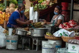 Người dân đeo khẩu trang tại một khu chợ ở Guerrero, Mexico ngày 28/3/2020 trong bối cảnh dịch COVID-19 lan rộng. (Nguồn: THX/TTXVN) 