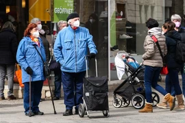 Người dân đeo khẩu trang phòng dịch COVID-19 tại Berlin, Đức, ngày 12/4/2021. (Nguồn: THX/TTXVN) 