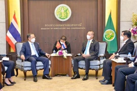 Bộ trưởng Nông nghiệp và Hợp tác xã Thái Lan Chalermchai Sri-on (bên phải) và Đại sứ Phan Chí Thành tại buổi làm việc. (Ảnh: TTXVN phát) 