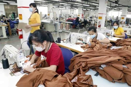 May hàng xuất khẩu sang thị trường Mỹ tại Công ty May Maxport, Hạ Đình, Thanh Xuân, Hà Nội. (Ảnh: Trần Việt/TTXVN) 