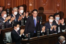 ​Tân Chủ tịch Đảng Dân chủ Tự do (LDP) cầm quyền Nhật Bản Fumio Kishida (giữa) được Quốc hội bầu làm Thủ tướng mới, tại Tokyo, ngày 4/10/2021. (Ảnh: THX/TTXVN) 