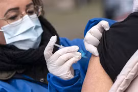 Nhân viên y tế tiêm vaccine phòng COVID-19 cho người dân tại Trelleborg, miền Nam Thuỵ Điển. (Ảnh: AFP/TTXVN) 