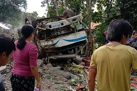 Hiện trường vụ tai nạn lật xe tại Balingasag, trên đảo Mindanao, Philippines. (Ảnh: AFP/TTXVN) 