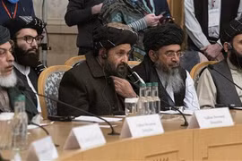 Phái đoàn của Taliban do người sáng lập Mullah Abdul Ghani Baradar (giữa) dẫn đầu trong cuộc đàm phán hòa bình với đại diện Chính phủ Afghanistan tại Moskva, Nga ngày 18/3/2021. (Nguồn: AFP/TTXVN) 