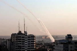 Khói bốc lên sau một vụ không kích của Israel xuống thành phố Gaza ngày 15/1/2020. (Nguồn: AFP/TTXVN) 
