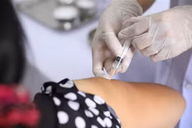 Nhân viên y tế tiêm thử nghiệm vaccine Nano Covax cho tình nguyện viên tại huyện Văn Lâm. (Ảnh: Minh Quyết/TTXVN) 