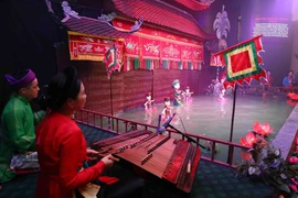 Múa rối nước là một đặc sản của văn hóa Việt, được sinh ra và lớn lên từ môi trường nước và đôi bàn tay khéo léo cùng sự sáng tạo tài tình của những người nghệ sỹ-nông dân. (Ảnh: Phạm Kiên/TTXVN)