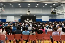 Quạng cảnh cuộc họp tại Trường Quốc tế Mỹ chiều 30/3. (Ảnh: Phụ huynh cung cấp)