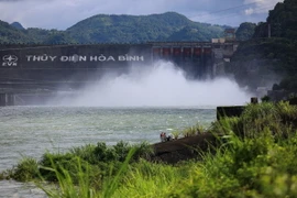 Thủy điện Hòa Bình mở cửa xả lũ thứ 2 trong chiều ngày 16/7. (Ảnh: Trọng Đạt/TTXVN)