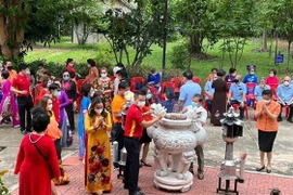 Kiều bào tỉnh Udon Thani ở Đông Bắc Thái Lan tập trung tại lễ dâng hương kỷ niệm 132 năm Ngày sinh Chủ tịch Hồ Chí Minh tại khu di tích mang tên Người. (Ảnh: TTXVN phát) 