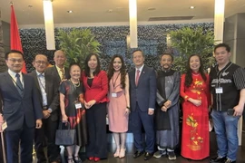 Thứ trưởng, Chủ nhiệm Ủy ban Nhà nước về người Việt Nam ở nước ngoài Lê Thị Thu Hằng (thứ 5 bên trái) chụp ảnh lưu niệm với đại diện bà con người Việt tại Canada. (Ảnh: Hà Linh/TTXVN)