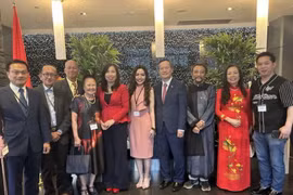 Thứ trưởng, Chủ nhiệm Ủy ban Nhà nước về người Việt Nam ở nước ngoài Lê Thị Thu Hằng (thứ 5 bên trái) chụp ảnh lưu niệm với đại diện bà con người Việt tại Canada. (Ảnh: Hà Linh/TTXVN)