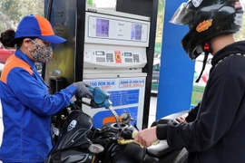 Mua bán xăng dầu tại Hà Nội. (Ảnh: Trần Việt/TTXVN) 