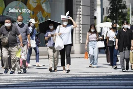 Người dân đeo khẩu trang phòng dịch COVID-19 tại Tokyo, Nhật Bản, ngày 9/8/2022. (Ảnh: Kyodo/TTXVN) 