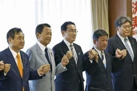 Thủ tướng Nhật Bản Fumio Kishida (thứ 3 trái) chụp ảnh cùng ban lãnh đạo Đảng Dân chủ Tự do tại Tokyo, ngày 10/8/2022. (Ảnh: Kyodo/TTXVN) 