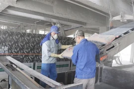 Sản xuất ximăng là ngành có tỷ trọng phát thải khí nhà kính lớn nhất, chiếm 70% tổng phát thải trong sản xuất vật liệu xây dựng năm 2015. (Ảnh: Hoàng Nguyên/TTXVN)
