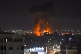 Khói lửa bốc lên sau một vụ ném bom của Israel xuống thành phố Gaza ngày 16/6/2021. (Nguồn: AFP/TTXVN) 