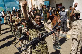 Các tay súng Houthi mới được tuyển dụng tại Sanaa, Yemen. (Nguồn: AFP/TTXVN) 