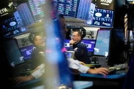 Giao dịch viên tại Sàn chứng khoán New York, Mỹ. (Ảnh: THX/TTXVN)