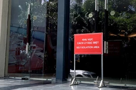 Bảng thông báo trước một khách sạn thực hiện cách ly tại Hà Nội (Ảnh: Hà Lê/Vietnam+) 