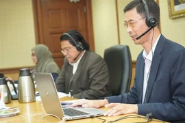 Chuyên gia Ang Chin Hup, chuyên viên nghiên cứu cao cấp thuộc Viện Nghiên cứu Hàng hải Malaysia (MIMA), cựu Thuyền trưởng Hải quân Malaysia (ngoài cùng bên phải) phát biểu (trực tuyến) tại Hội thảo. (Ảnh: Mạnh Tuân/TTXVN) 