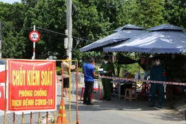 Chốt kiểm soát phòng, chống dịch COVID-19 tại thị trấn Thạnh Hóa, huyện Thạnh Hóa, tỉnh Long An. (Ảnh: Thanh Bình/TTXVN) 