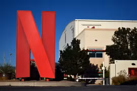 Biểu tượng của Công ty dịch vụ truyền hình trực tuyến Netflix tại studios ở Albuquerque, New Mexico, Mỹ. (Ảnh: AFP/TTXVN)