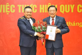 Ông Trần Sỹ Thanh, Tổng Kiểm toán Nhà nước trao tặng Kỷ niệm chương 'Vì sự nghiệp phát triển Kiểm toán Nhà nước' và Bằng khen của Tổng Kiểm toán Nhà nước cho ông Phan Đình Trạc, Ủy viên Bộ Chính trị, Bí thư Trung ương Đảng, Trưởng Ban Nội chính Trung ương