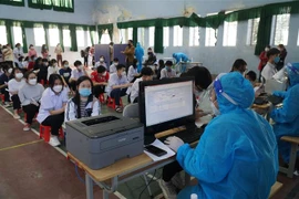 Nghệ An triển khai tiêm vaccine phòng COVID-19 cho trẻ từ 12-17 tuổi. (Ảnh: Bích Huệ/TTXVN) 