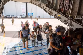 Các công dân nước ngoài chuẩn bị đáp máy bay sơ tán tránh xung đột tại căn cứ không quân của Pháp ở Khartoum, Sudan, ngày 23/4/2023. (Ảnh: AFP/TTXVN)