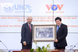 Tổng giám đốc Đài Tiếng nói Việt Nam Nguyễn Thế Kỷ (phải) trao quà lưu niệm cho Điều phối viên thường trú Liên hợp quốc tại Việt Nam, ông Kamal Malhotra. (Nguồn: VOV) 