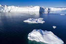 Băng trôi trên Vịnh Disko ở Ilulissat, Greenland, ngày 30/6/2022. (Ảnh: AFP/TTXVN)