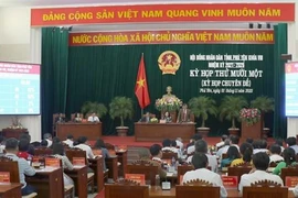 Các đại biểu Hội đồng Nhân dân tỉnh Phú Yên biểu quyết miễn nhiệm Chủ tịch Ủy ban Nhân dân tỉnh. (Ảnh: Xuân Triệu/TTXVN)