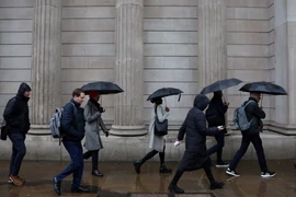 Người lao động di chuyển trong giờ cao điểm ở London, Anh ngày 8/2/2024. (Ảnh: Reuters/TTXVN)