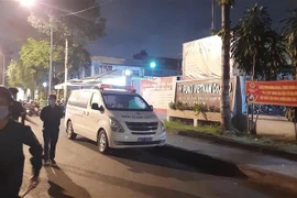 Công ty TNHH Puku Việt Nam (địa chỉ tại Khu công nghiệp Đồng An, phường Bình Hòa, thành phố Thuận An) đang bị phong tỏa, lực lượng y tế truy vết và xét nghiệm các F1 trong đêm. (Ảnh: TTXVN phát) 