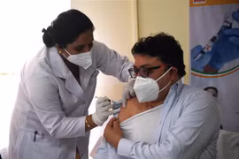 Nhân viên y tế được tiêm vắcxin phòng COVID-19 tại New Delhi, Ấn Độ, ngày 16/1/2021. (Nguồn: THX/TTXVN) 