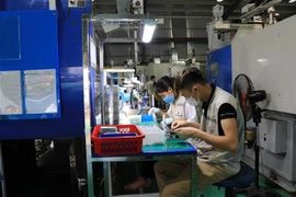 Công nhân làm việc bên trong nhà máy của Khu công nghiệp Yên Phong, Bắc Ninh. (Ảnh: Thanh Thương/TTXVN) 