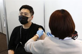 Nhân viên y tế tiêm vaccine ngừa COVID-19 cho người dân tại Tokyo, Nhật Bản ngày 25/6/2021. (Ảnh: AFP/TTXVN) 
