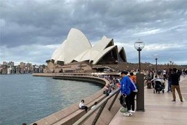 Du khách tham quan Nhà hát Opera Sydney, Australia. (Ảnh: AFP/TTXVN) 
