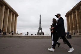 Người dân đeo khẩu trang phòng lây nhiễm COVID-19 tại Paris, Pháp, ngày 23/10/2020. (Nguồn: THX/TTXVN) 