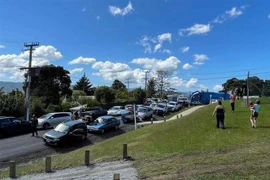 Người dân sơ tán khỏi nhà ở Whangarei, New Zealand, khi cảnh báo sóng thần được ban bố ngày 5/3/2021. (Nguồn: THX/TTXVN) 