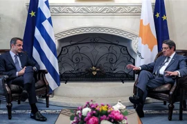 Thủ tướng Hy Lạp Kyriakos Mitsotakis (trái) tại cuộc gặp với Tổng thống Cộng hòa Cyprus Nicos Anastasiades ở Nicosia, ngày 17/6/2022. (Ảnh: AFP/TTXVN) 