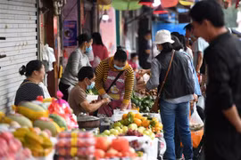 Người dân mua sắm tại một chợ ở Nam Ninh thuộc Khu tự trị dân tộc Choang Quảng Tây, Trung Quốc ngày 9/11/2022. (Ảnh: THX/TTXVN) 