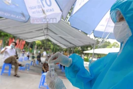 Lấy mẫu xét nghiệm SARS-CoV-2. (Ảnh: Vũ Sinh/TTXVN) 