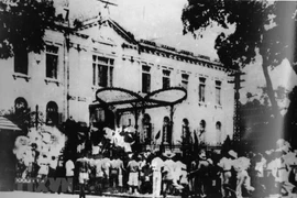 Đánh chiếm Bắc Bộ Phủ - Tổng khởi nghĩa giành chính quyền tại Hà Nội tháng 8/1945. (Nguồn: Ảnh tư liệu TTXVN) 